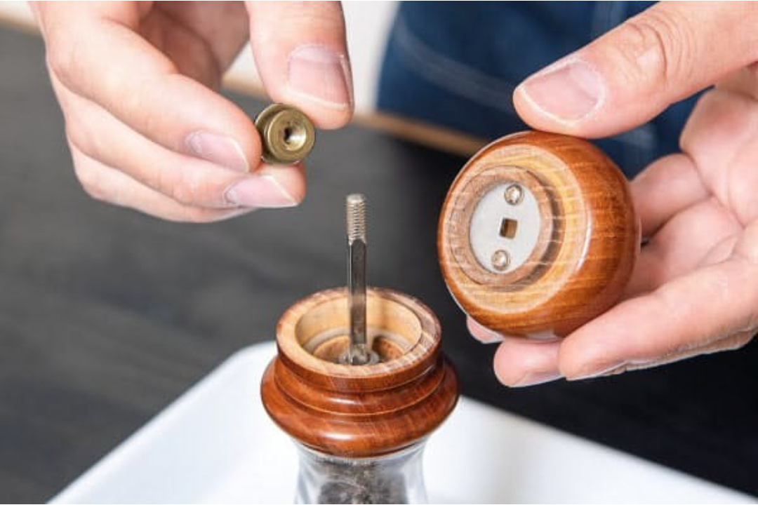 Loosen the knob on the top and add pepper. Since the part to put in is clear glass, it is convenient to know the remaining amount